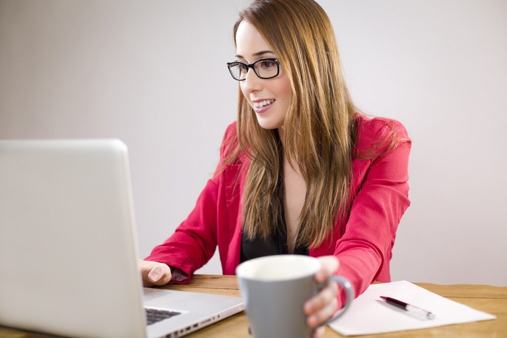 mujer-ante-un-portatil-contratando-un-seguro-de-vida-con-invalidez-profesional